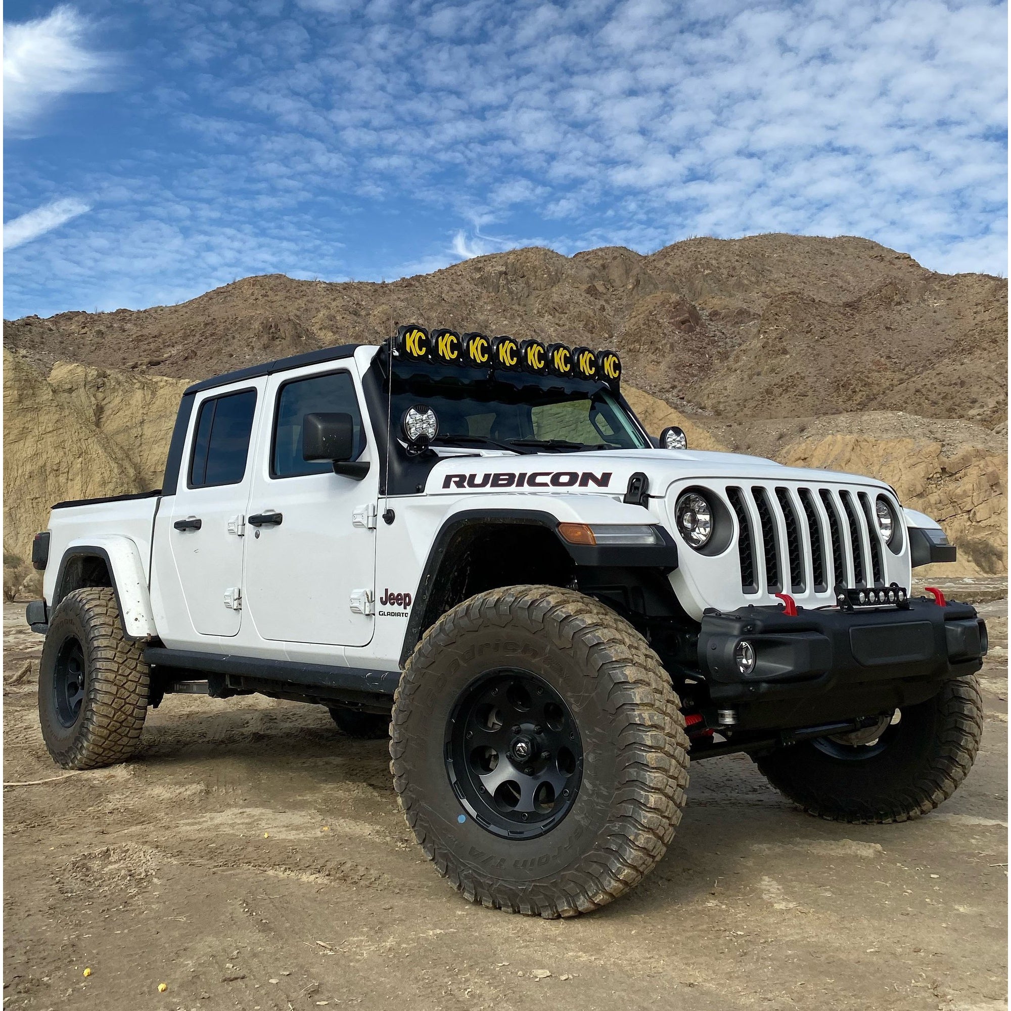 https://doubleblackoffroad.com/cdn/shop/products/kc-hilites-91336-gravity-pro6-50-inch-led-light-bar-kit-jeep-wrangler-jl-installed_2000x.jpg?v=1614913418